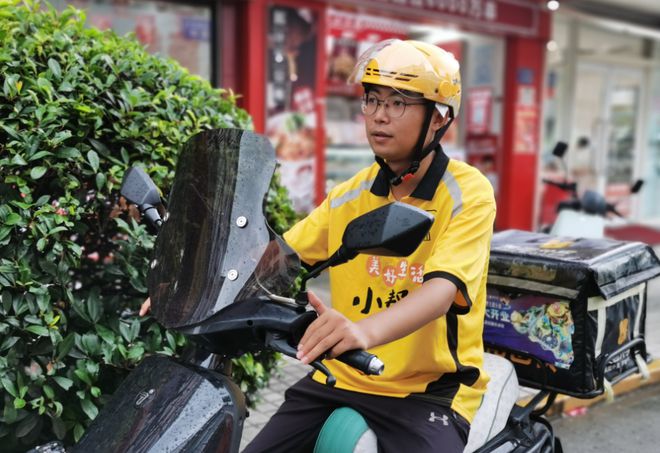 手机支架交警：不是为难大家是为了安全凯时尊龙人生就是博电动车不允许安装(图3)